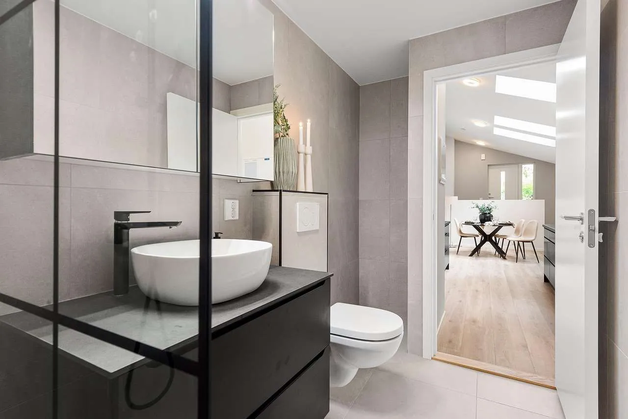 Small Bathroom Ideas: Smart Tricks for Tiny Spaces